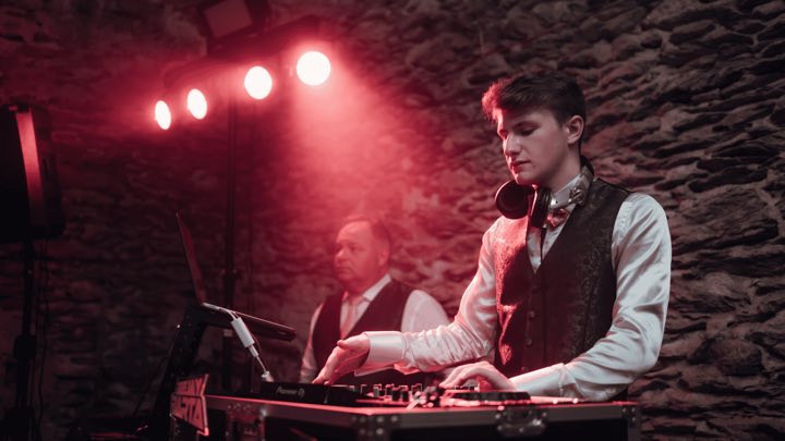 DEEJAY BARTA alla consolle durante un evento